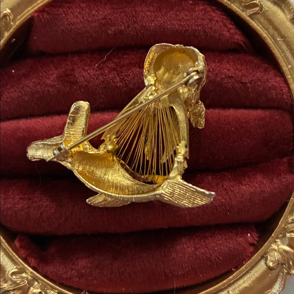 Vintage 1960’s Gold Tone Wire Walrus Brooch
